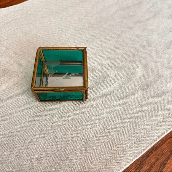 Elegant Green Glass and Gold Accent Box - Picture 6 of 9